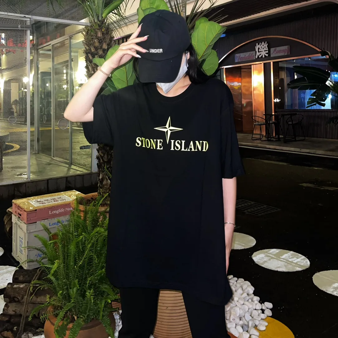 W628#P110💰 [Stone lsland/Stone Island summer new chest darts English printed pattern short-sleeved T-shirt] ⚠️[Original creation, high control of details] Made of 260 grams of combed cotton, 32-count double yarn, soft and comfortable to the touch, sweat-absorbent and breathable. -Simple basic and versatile style, original quality, the first choice for couples. -Made by a large factory, four needles and five threads on the shoulder, neat routing, high quality workmanship. -Same style for men and women. Very versatile, one piece for everyone, details are clearly visible. Color: Black White Size: M L